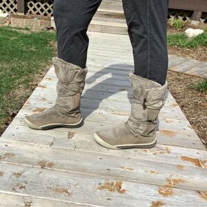 Cushe Navajo sand colored winter boots, size 9